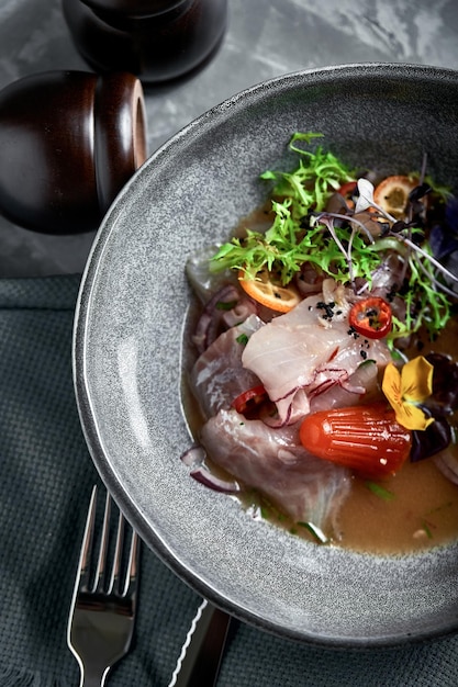 Ceviche di cibo tradizionale peruviano di spigola Sfondo grigio a basso tasto con vista dall'alto Spazio per la copia