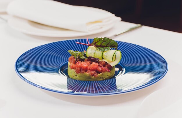 Ceviche di spigola e salmone con verdure tagliate fini