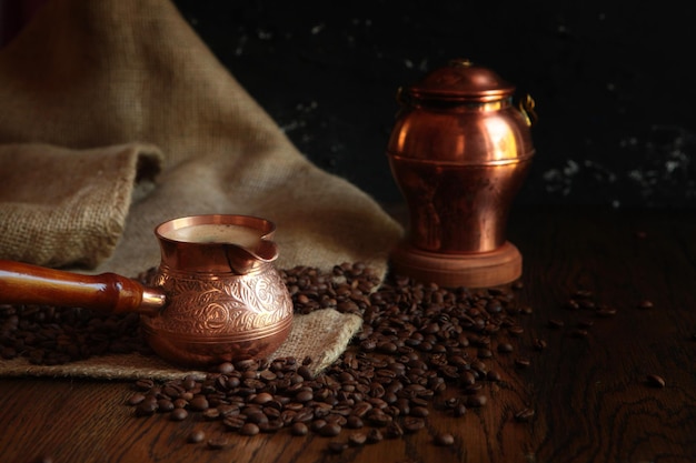 Cezve-tradizionale tazza di caffè, borsa e paletta sul vecchio sfondo arrugginito. Fotografia di cibo scuro.