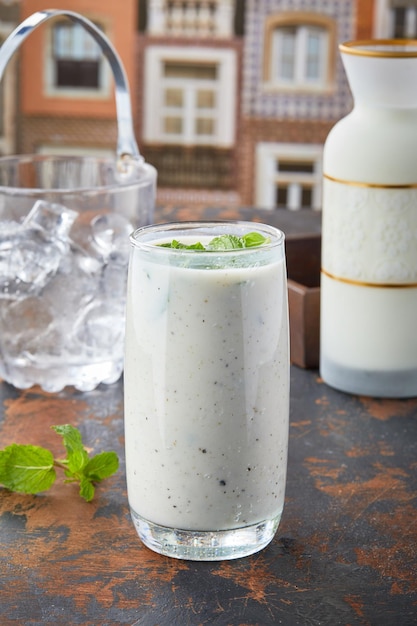 Chaas Masala Lassi con menta servito in vetro isolato sul piano del tavolo vista della cultura punjabi