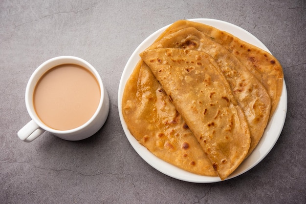 Chai Paratha Hot Tea servito con Flatbread è un pasto tradizionale semplice dell'India e del Pakistan