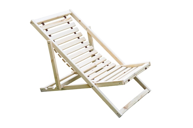 chaise longue da giardino in legno non trattato in giardino sul prato