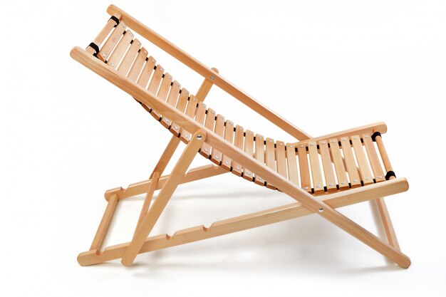 Chaise longue della sedia di legno sulla parete bianca