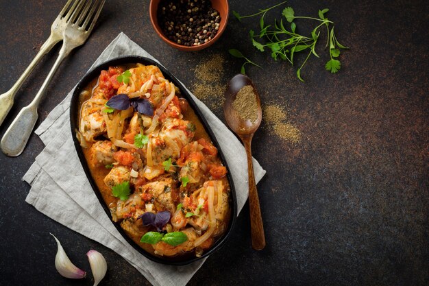 Chakhokhbili - piatto tradizionale georgiano. Pollo in umido con pomodoro, cipolla, aglio, pepe e coriandolo