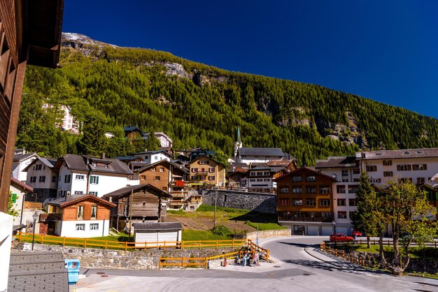 Chalet e hotel nel villaggio svizzero delle Alpi Leukerbad Leuk Vis