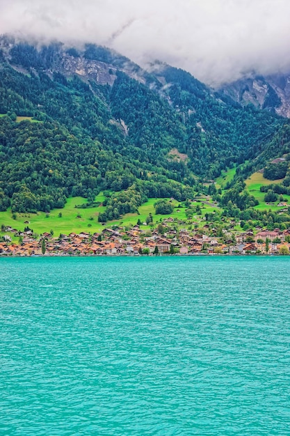 Chalet svizzeri tradizionali sul lago di Brienz e sul monte Brienzer Rothorn a Interlaken nel Canton Berna in Svizzera