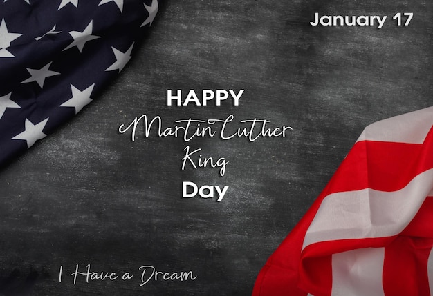 Chalk testo sulla lavagna felice martin luther king day bandiera americana su sfondo nero gennaio