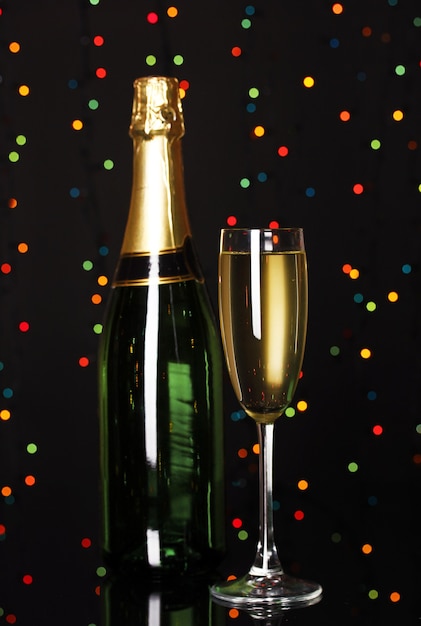 Champagne celebrativo con bicchiere di vino sulla superficie delle luci di Natale