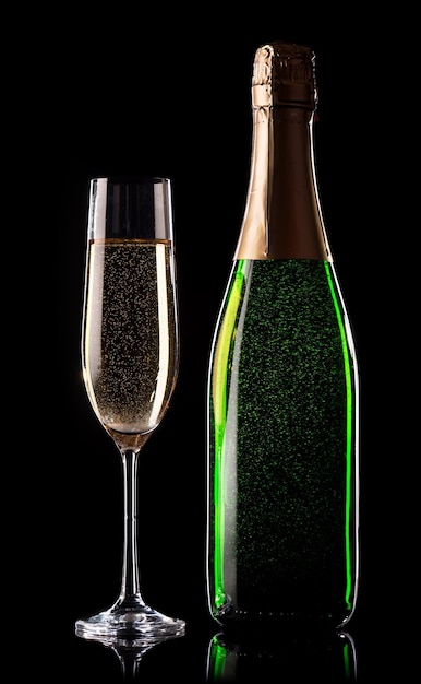 Champagne dorato celebrativo su sfondo nero