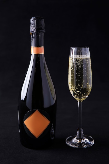 Champagne e bicchieri da champagne