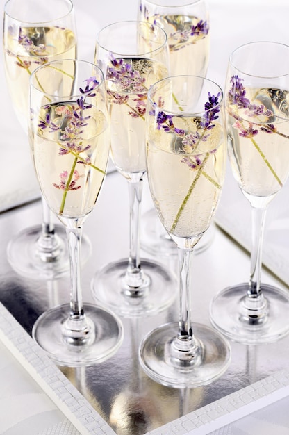 Champagne frizzante alla lavanda