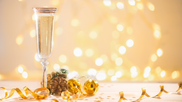 Champagne pronto a portare il nuovo anno, cartolina di Natale, Natale