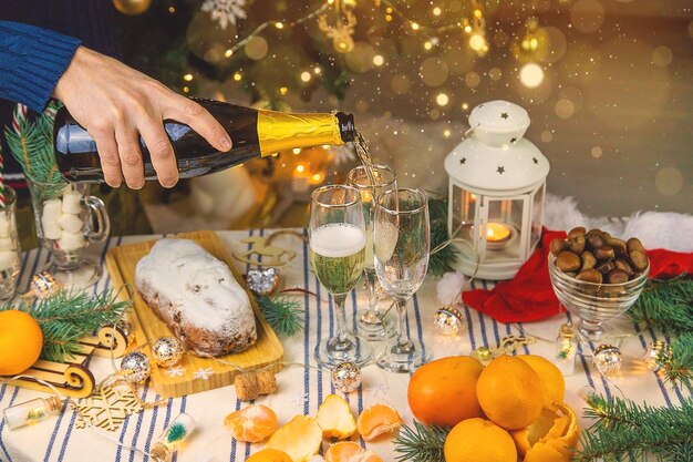 Champagne sulla tavola di Natale Messa a fuoco selettiva