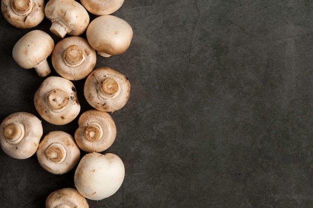 champignon freschi su uno sfondo nero primo piano