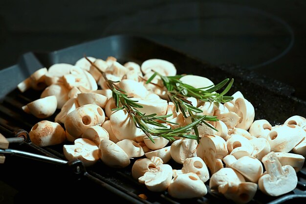 champignon saltati in padella, fantasia di Halloween a forma di teschio, teschio di cibo per streghe della stregoneria