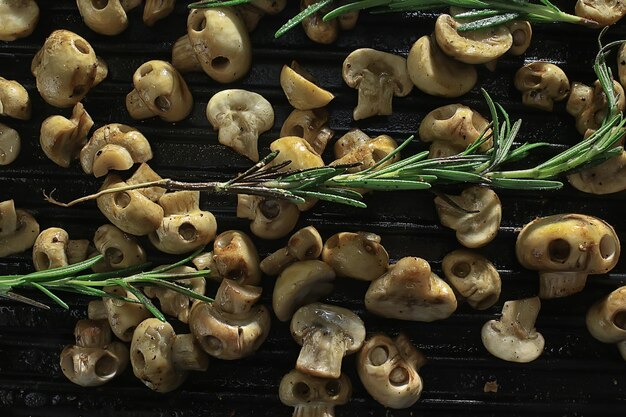 champignon saltati in padella, fantasia di Halloween a forma di teschio, teschio di cibo per streghe della stregoneria