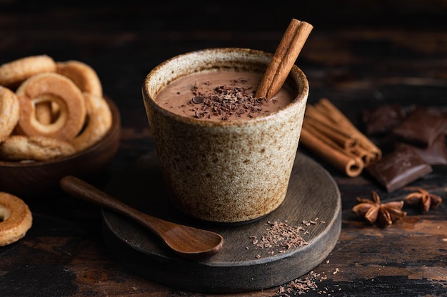 Champurrado bevanda tradizionale messicana di mais con focus selettivo di cioccolato