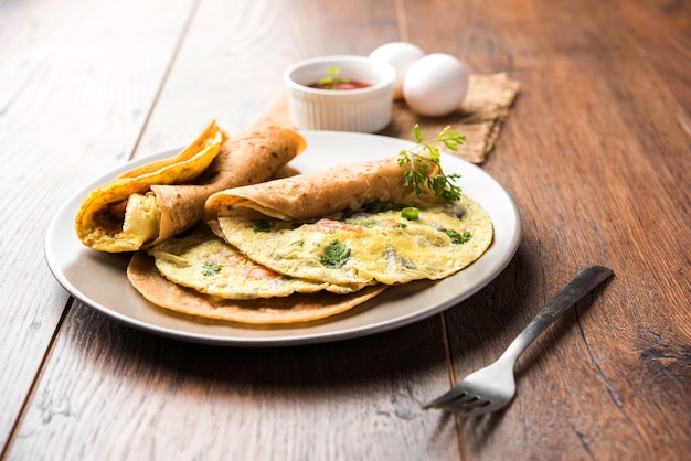 Chapati all'uovo - Rotolo di frittata o Franky. Indiana Ricetta popolare, veloce e salutare per il tiffin per bambini o il pranzo al sacco. Servito su sfondo lunatico. Messa a fuoco selettiva