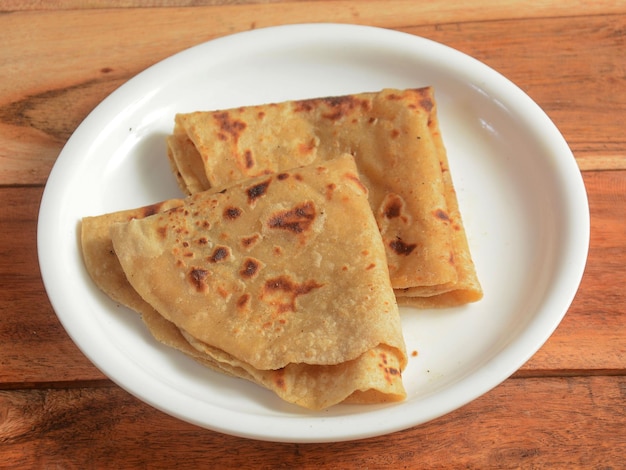 Chapati isolato su uno sfondo di legno rustico foco selettivo