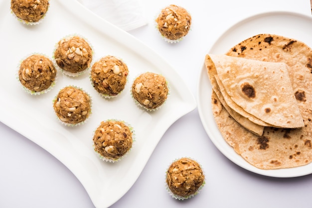 Chapati Laddu, Churma Laddoo o Policha Ladu avanzati fatti con Roti, arachidi, frutta secca e jaggery. messa a fuoco selettiva