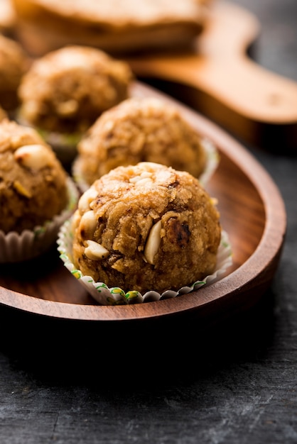 Chapati Laddu, Churma Laddoo o Policha Ladu avanzati fatti con Roti, arachidi, frutta secca e jaggery. messa a fuoco selettiva