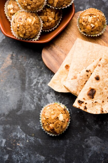 Chapati Laddu, Churma Laddoo o Policha Ladu avanzati fatti con Roti, arachidi, frutta secca e jaggery. messa a fuoco selettiva