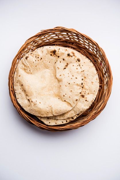 Chapati o Tava Roti noto anche come pane indiano o Fulka o phulka. Ingrediente principale del pranzo o della cena in India e Pakistan. messa a fuoco selettiva