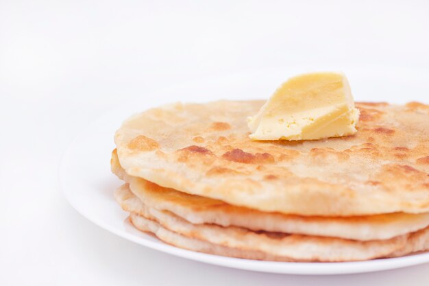 Chapatti, tortilla, fritti in olio in una padella.