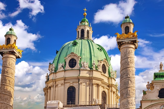 Charles Church (Karlskirche) su Charles' Square (Karlsplatz). La più grande area della piazza sul lato sud, Resselpark. Vienna, Austria.