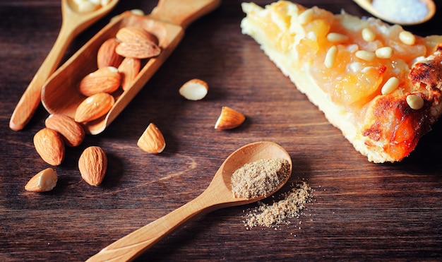 Charlotte con mele e noci. Preparazione della cottura delle mele con noci e miele. Prodotti da forno dolci da mele e noci con miele su un tavolo di legno.