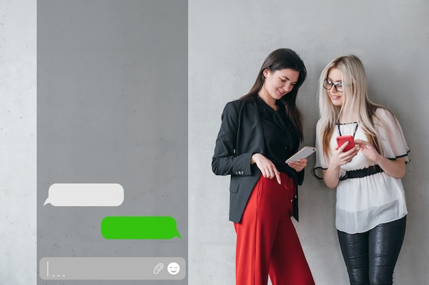 Chat mobile Comunicazione Internet Applicazione di social media Amici di donne che utilizzano l'app del telefono che legge messaggi in bolle vuote