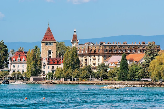 Chateau Ouchy al molo del Lago di Ginevra a Losanna, Svizzera. Persone sullo sfondo