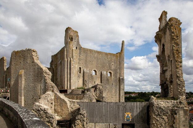 Chauvigny rovine della torre medievale Torre del castello dei vescovi baronali in Francia