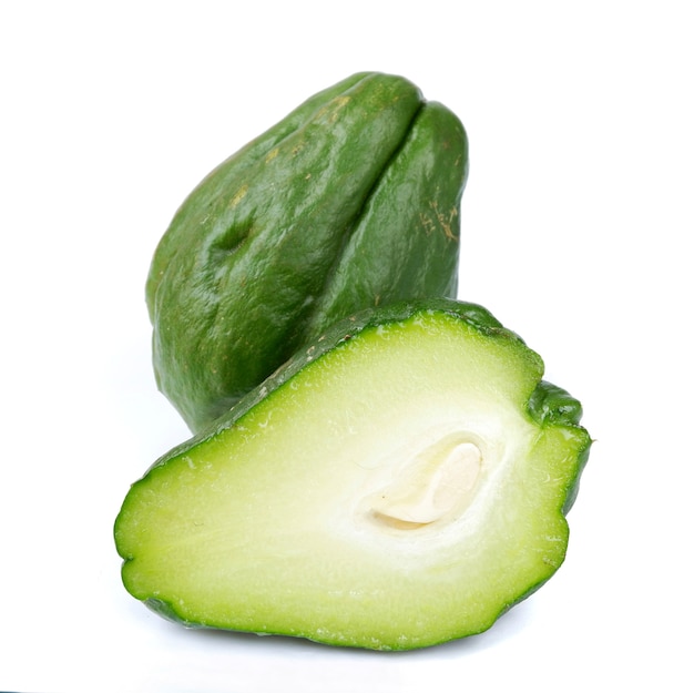 Chayote fresco isolato su sfondo bianco