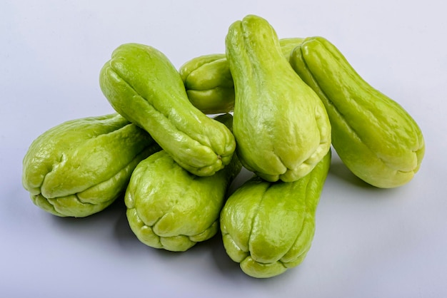 Chayote isolati su sfondo bianco