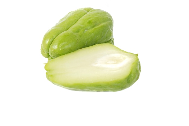 Chayote isolato su uno sfondo bianco