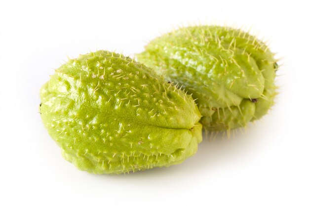 Chayote su bianco isolato