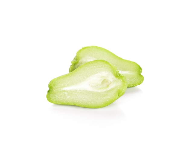 Chayote su sfondo bianco