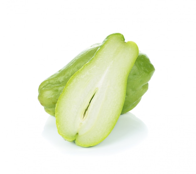 Chayote su sfondo bianco