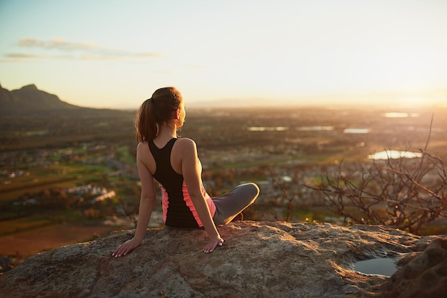 Che vista Scatto retrovisore di una giovane donna sportiva che osserva la vista durante un'escursione sulla montagna