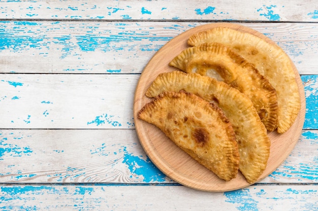 Chebureki sul tagliere di legno Vista dall'alto