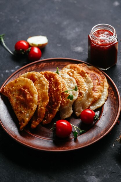 Chebureks con carne su un piatto. Torte fritte