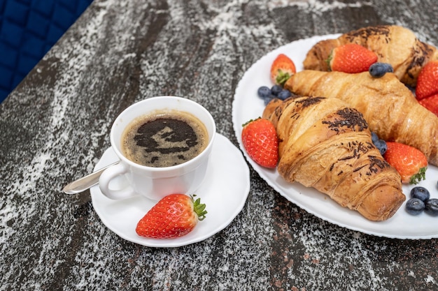 Checker di caffè con fragole e pasticcini