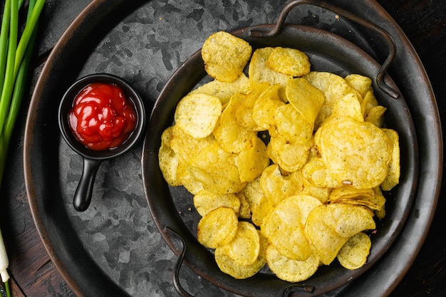 Cheddar Jalapeno morso croccante Patatine fritte sul vecchio tavolo in legno scuro sfondo vista dall'alto piatto