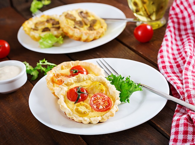 Cheddar, tortini di pomodoro su legno