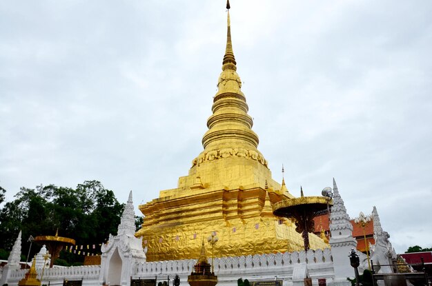 Chedi del tempio di Wat Phra That Chae Haeng per le persone che visitano e pregano sotto la pioggia nella provincia di Nan, nel nord della Thailandia