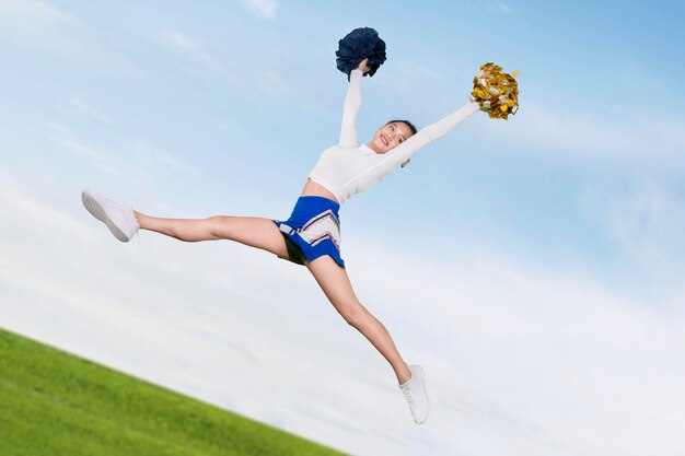 Cheerleader eccitata che si esibisce nel parco