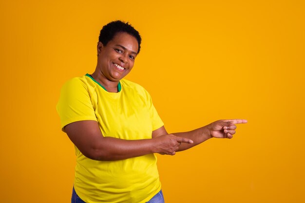 Cheerleader femminile brasiliana che indica lo spazio libero per il testo Coppa del mondo dei fan afro brasiliani 2022