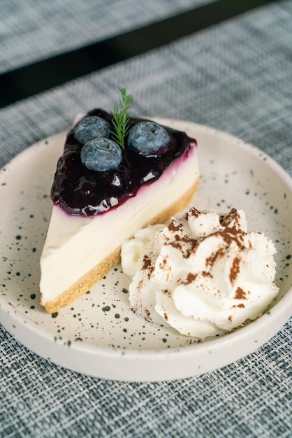 cheese cake ai mirtilli con panna montata sul piatto