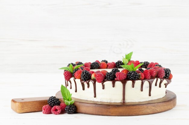 Cheese cake al cioccolato e frutti di bosco Con spazio per i vostri auguri